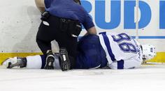 Smutný moment v NHL. Ruského obránce museli odnést na nosítkách