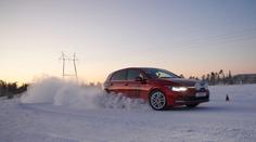 ADAC testoval rekordní počet zimních pneumatik. Třetina má děsivé výsledky