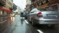 Znáte holandský chvat? Jednoduchý trik chrání cyklisty i dveře od auta