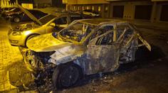 Požár tří aut na Vysočině. V jednom policisté našli ohořelé lidské tělo