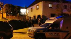 Na Plzeňsku muž (†70) postřelil manželku (33) i sebe. Doma s nimi bylo malé dítě