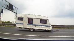 Policisté nestačili zírat. Po Pražském okruhu se řítil utržený karavan!