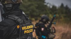 Podezření z korupce na ministerstvu obrany. Vojenská police obvinila tři lidi