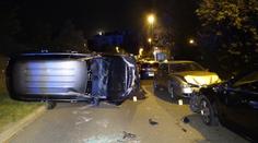 Řidička nabourala dvě zaparkovaná auta a převrátila se na bok