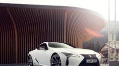 Jak spojit hybridní pohon a sílu motoru. Lexus to zkusil s LC 500