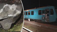 V Doksech se někdo pokusil vykolejit vlak, na trať položil obří balvan