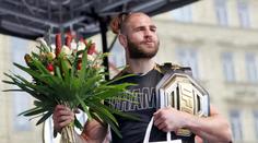 Šampion Procházka se vrátil do své rodné vsi. Pak prozradil, proč se ostříhal