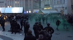 Fanoušci Feyenoordu řádí v Praze. Odpálili pyrotechniku a probíhaly i rvačky