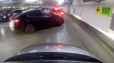 Horor v nákupních centrech. Jak dlouho trvá vyjet z garáží? VIDEO