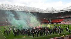 Fanoušci Manchesteru zuří, vtrhli na hřiště a žádají odchod majitelů