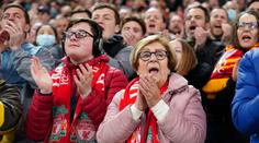 Manchester odešel s drtivou porážkou, celý Anfield ale tleskal Ronaldovi
