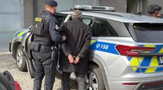 Opilý muž střílel z okna na pražském Žižkově. Policie ho zadržela