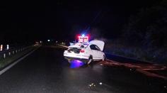 Řidič najel na krajnici, auto letělo vzduchem! Skončilo na střeše
