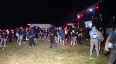 Techno u Benešova končí, lidé se rozjíždí pryč. Policie na místě hlídá