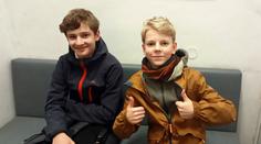 Kluci (13) našli v tramvaji batoh plný peněz. Vše poctivě předali strážníkům