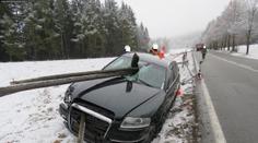 GALERIE ZKÁZY: Audi po nárazu do náklaďáku prošpikovaly 2 kůly!