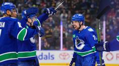 Chytil byl po prvním gólu za Canucks plný emocí. Přítomnost Hronka si chválí
