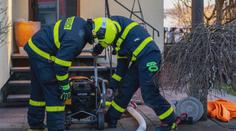 Při požáru rodinného domu zemřel muž. Ženu museli ošetřovat záchranáři