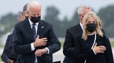 Biden se u rakví mrtvých vojáků díval na hodinky. Kritizuje ho i Trump
