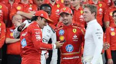 Brad Pitt na roštu. Hvězdný herec narušil týmové focení Ferrari