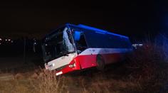Po srážce dvou autobusů skončil jeden v příkopu, lehké zranění