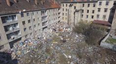 Kolem dvou vybydlených domů to vypadá jako na skládce. Město je nechá zbourat