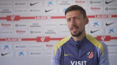 Lenglet pro Nova Sport prozradil, proč hráči Atlética běhají bosí. Co říká na Hancka?