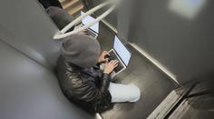 Falešní manažeři připravili muže o půl milionu. Policie po nich pátrá