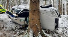 Vážná nehoda na Šumavě: Auto s malými dětmi zdemoloval náraz do stromu