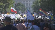 V Berlíně v sobotu vyšly do ulic tisíce lidí, aby protestovali proti koronavirovým opatřením
