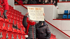 Přijela za Krejčím až z Norska. Hvězda Olomouce jí po zápase věnovala dárek