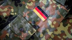 Přešlap německé armády. Někteří vojáci dostali uniformy s označením "SS"