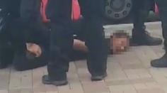 VIDEO: Drsný zákrok strážníků. Muž měl ničit koše, hlídka ho zaklekla