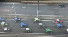 VIDEO: Stovky protestujících farmářů zablokovaly traktory dopravu