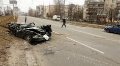 Děsivé záběry: Ruský obrněný vůz schválně rozmačkal auto. Uvnitř byl civilista