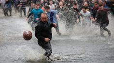 Nejbrutálnější fotbal. Při tradičním utkání nezastaví hráče bláto ani řeka