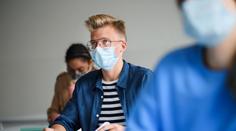 Povinné testování či roušky při výuce. Od pondělí platí nová opatření