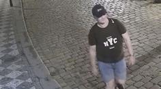 Lupič s pistolí za bílého dne přepadl v centru Prahy ženu. Policie prosí o pomoc