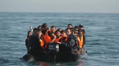 V Lamanšském průlivu se převrátil člun s migranty. Nejméně 27 uprchlíků zemřelo