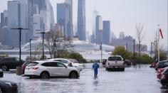 Extrémní déšť zaplavil ulice New Yorku. Město kolabuje, dva lidé zemřeli