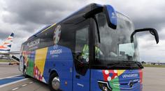 Češi si na hotelu krátí chvíli padelem. Do Lipska pojedou vlakem
