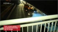 Pod vlivem drog shazoval polena na auta! Soud ho poslal do vazby