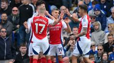 Arsenal oddálil mistrovské oslavy Liverpoolu. Chelsea otočila v závěru