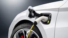 Pozor na hybridy! Automobilky svolávají desetitisíce aut, riziko se týká i škodovek