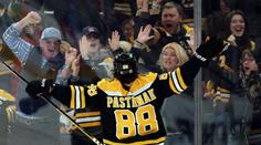 Pastrňák už vede bodování NHL, brankář Vaněček první hvězdou