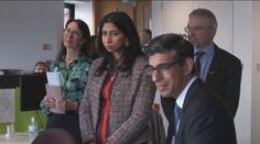 Britskou ministryni odvolali kvůli kritice policie. Do vlády se vrací expremiér Cameron