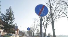 Řidičům v Blansku motají hlavu značky. Na krátkém úseku šestkrát mění rychlost