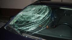 Zaměstnancům v Třinci se nelíbila výplata, šéfovi rozbili auto lopatou
