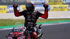 Marc Márquez byl blízko další výhře ve sprintu, nakonec spadl. Vyhrál Bezzecchi