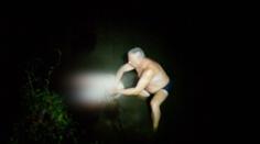 Opilý muž spadl v Brně do řeky. Policistům s ním museli pomoct i hasiči